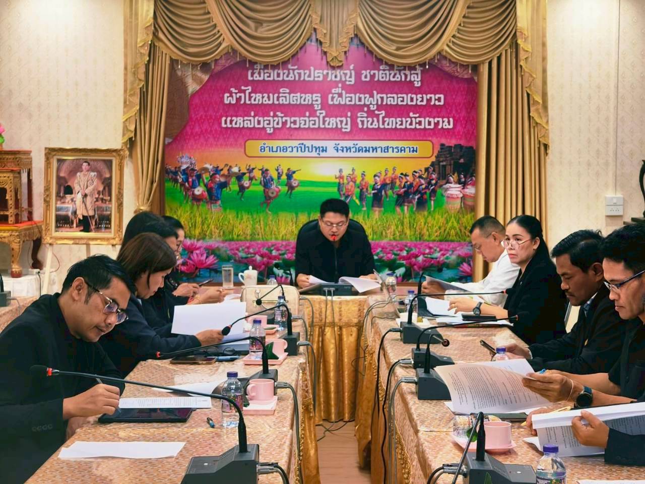 🪘พช.วาปีปทุม จังหวัดมหาสารคาม : นำเสนอผลการจัดเก็บและรับรองคุณภาพข้อมูลความจำเป็นพื้นฐาน (จปฐ.) ระดับอำเภอ🪘