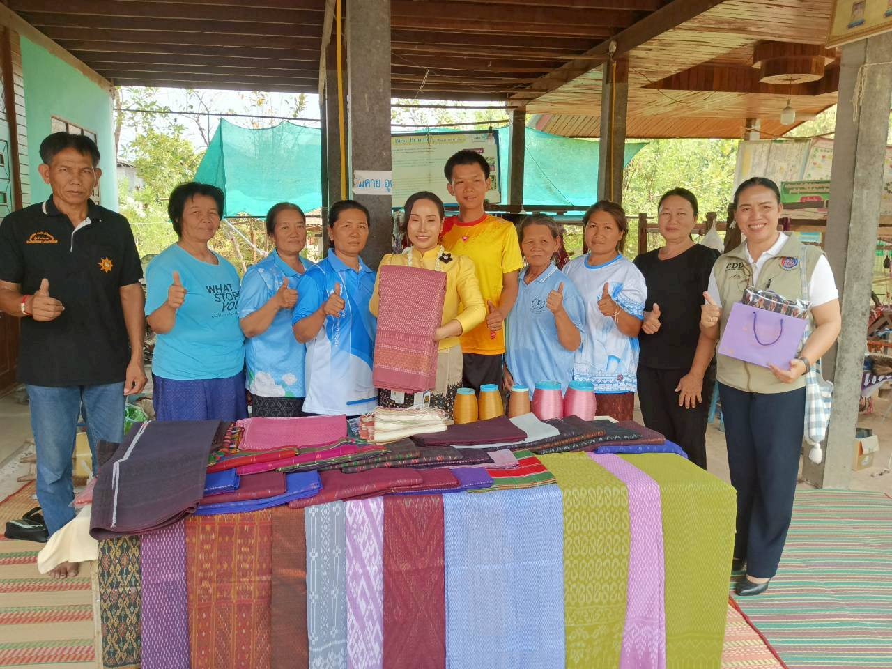 🪘พช.วาปีปทุม  จังหวัดมหาสารคาม : ร่วมต้อนรับนายกเหล่ากาชาดจังหวัดมหาสารคาม ตรวจเยี่ยมให้กำลังใจกลุ่มทอผ้าบ้านชาดน้อย🪘