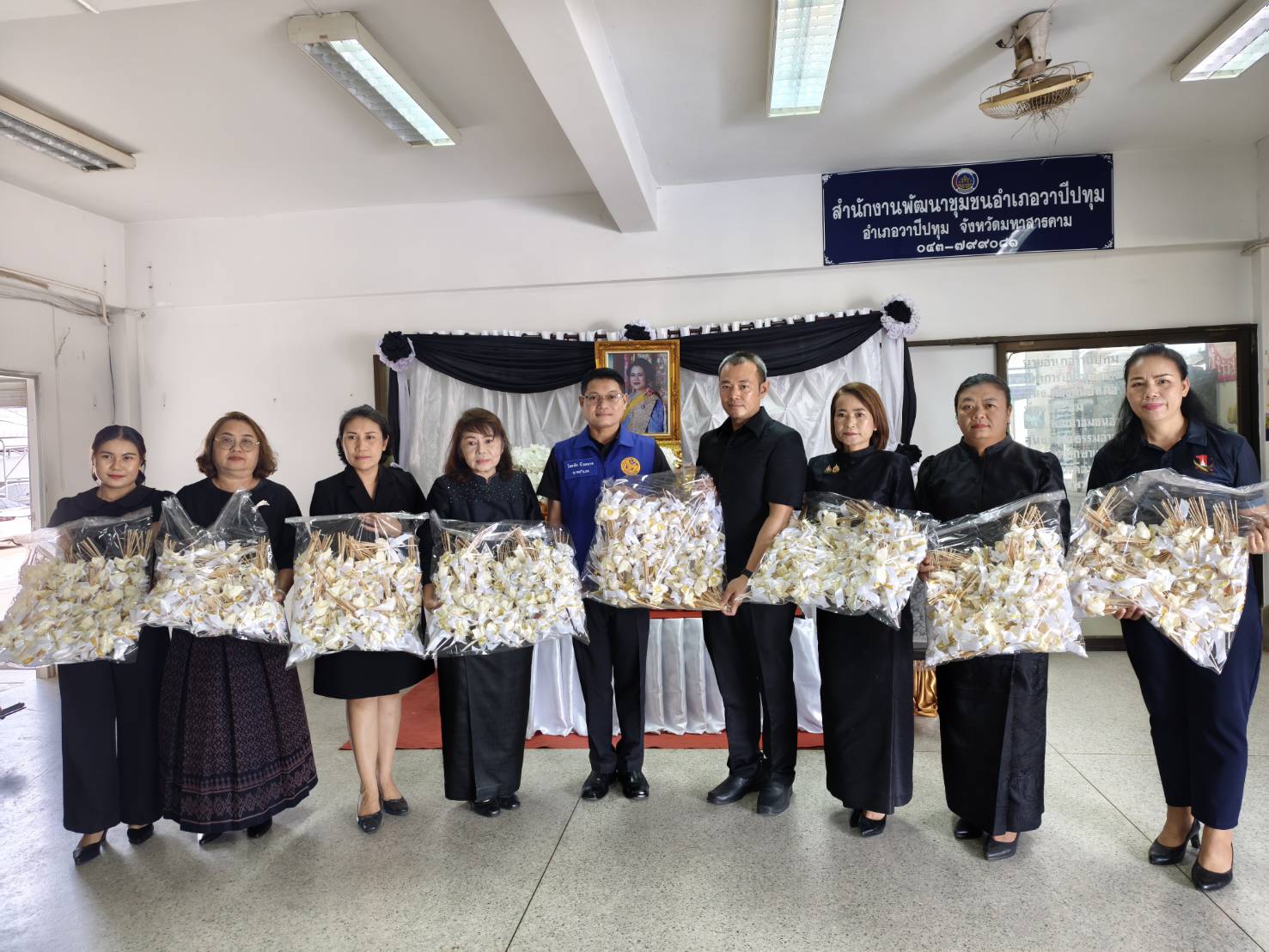 🪘 พช.วาปีปทุม จังหวัดมหาสารคาม : รับมอบดอกไม้จันทน์ เพื่อใช้ในพระราชพิธีถวายพระเพลิงพระบรมศพ สมเด็จพระนางเจ้าสิริกิติ์ พระบรมราชินีนาถ พระบรมราชชนนีพันปีหลวง 🪘