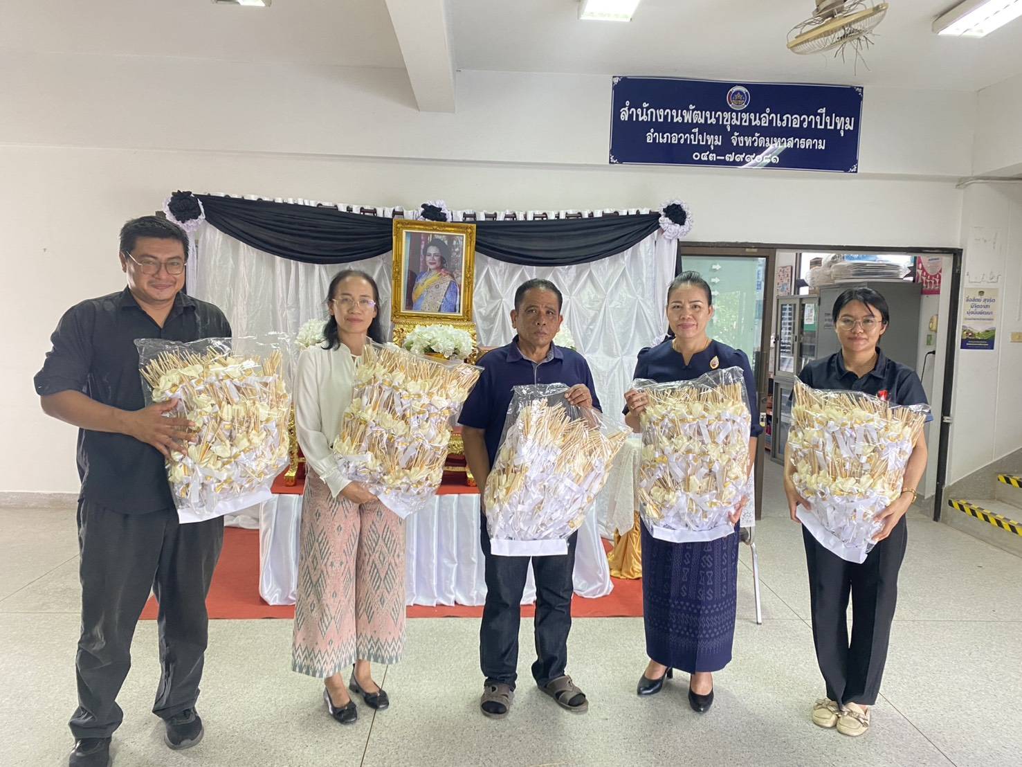 🪘พช.วาปีปทุม จังหวัดมหาสารคาม : รับมอบดอกไม้จันทน์ เพื่อใช้ในพระราชพิธีถวายพระเพลิงพระบรมศพ สมเด็จพระนางเจ้าสิริกิติ์ พระบรมราชินีนาถ พระบรมราชชนนีพันปีหลวง 🪘