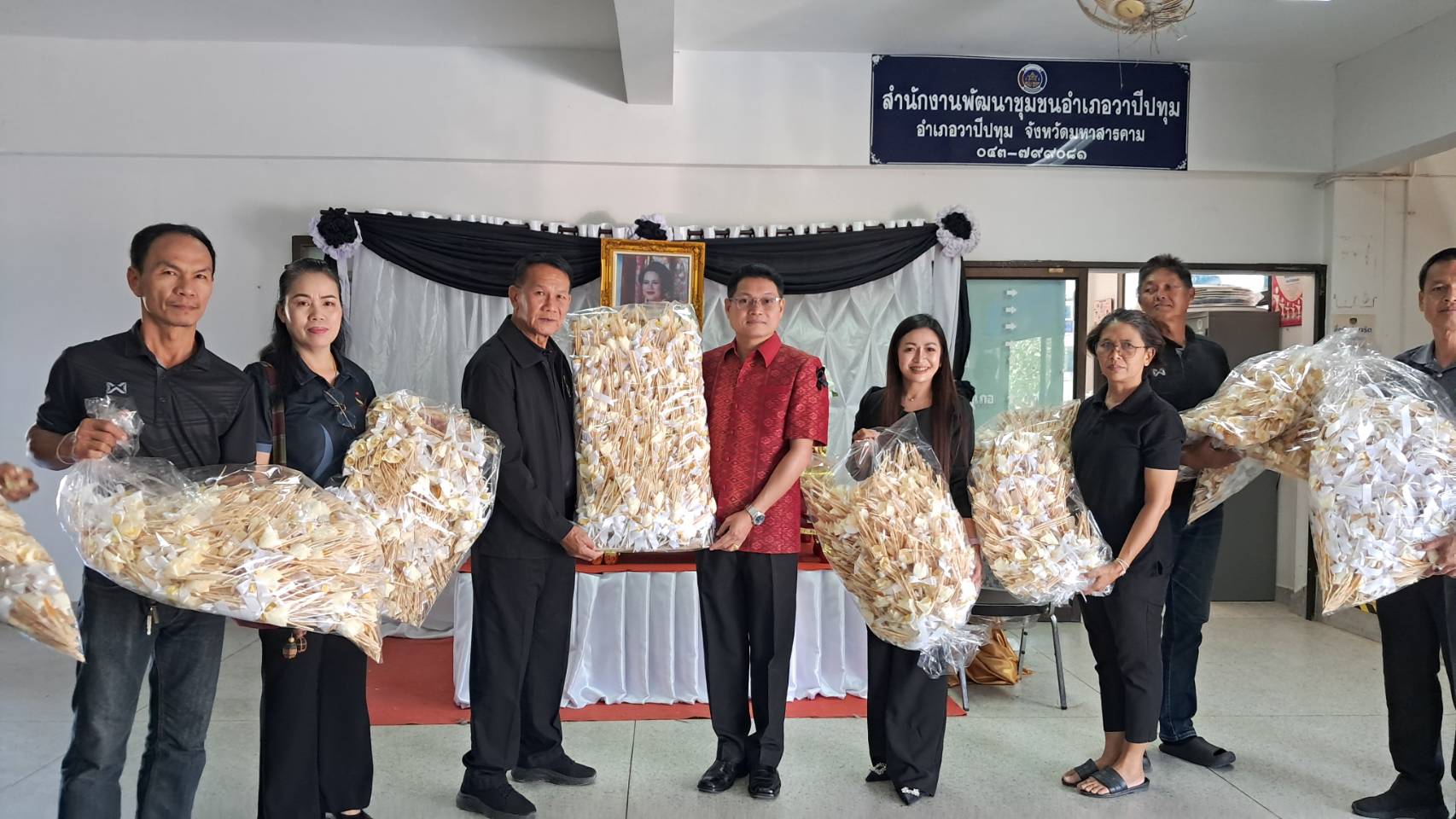 🪘 พช.วาปีปทุม จังหวัดมหาสารคาม : รับมอบดอกไม้จันทน์ เพื่อใช้ในพระราชพิธีถวายพระเพลิงพระบรมศพ สมเด็จพระนางเจ้าสิริกิติ์ พระบรมราชินีนาถ พระบรมราชชนนีพันปีหลวง 🪘