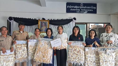 🪘พช.วาปีปทุม จังหวัดมหาสารคาม : รับมอบดอกไม้จันทน์ เพื่อใช้ในพระราชพิธีถวายพระเพลิงพระบรมศพ สมเด็จพระนางเจ้าสิริกิติ์ พระบรมราชินีนาถ พระบรมราชชนนีพันปีหลวง 🪘
