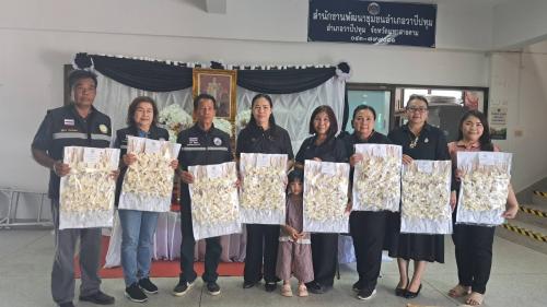 🪘พช.วาปีปทุม จังหวัดมหาสารคาม : รับมอบดอกไม้จันทน์ เพื่อใช้ในพระราชพิธีถวายพระเพลิงพระบรมศพ สมเด็จพระนางเจ้าสิริกิติ์ พระบรมราชินีนาถ พระบรมราชชนนีพันปีหลวง 🪘